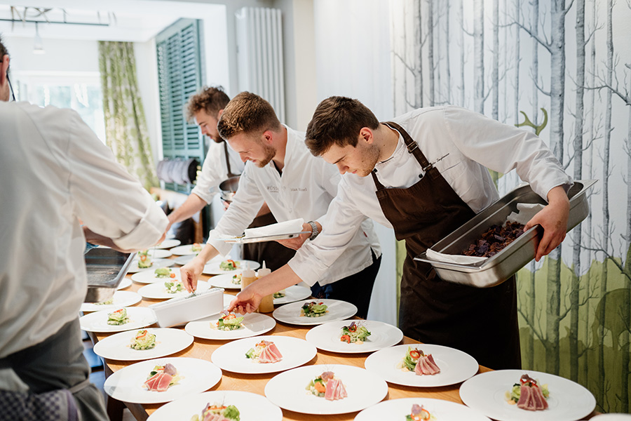 Küchencrew beim Anrichten in Rüssels Landhaus für Events