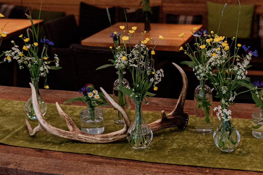 Dekoration Geweih und Blumen in Rüssels Landhaus