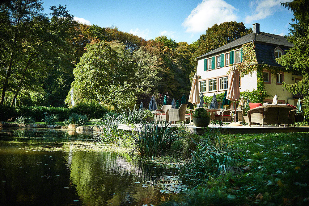 Teich und Terrasse vom Boutique Hotel Rüssels Landhaus nahe Trier