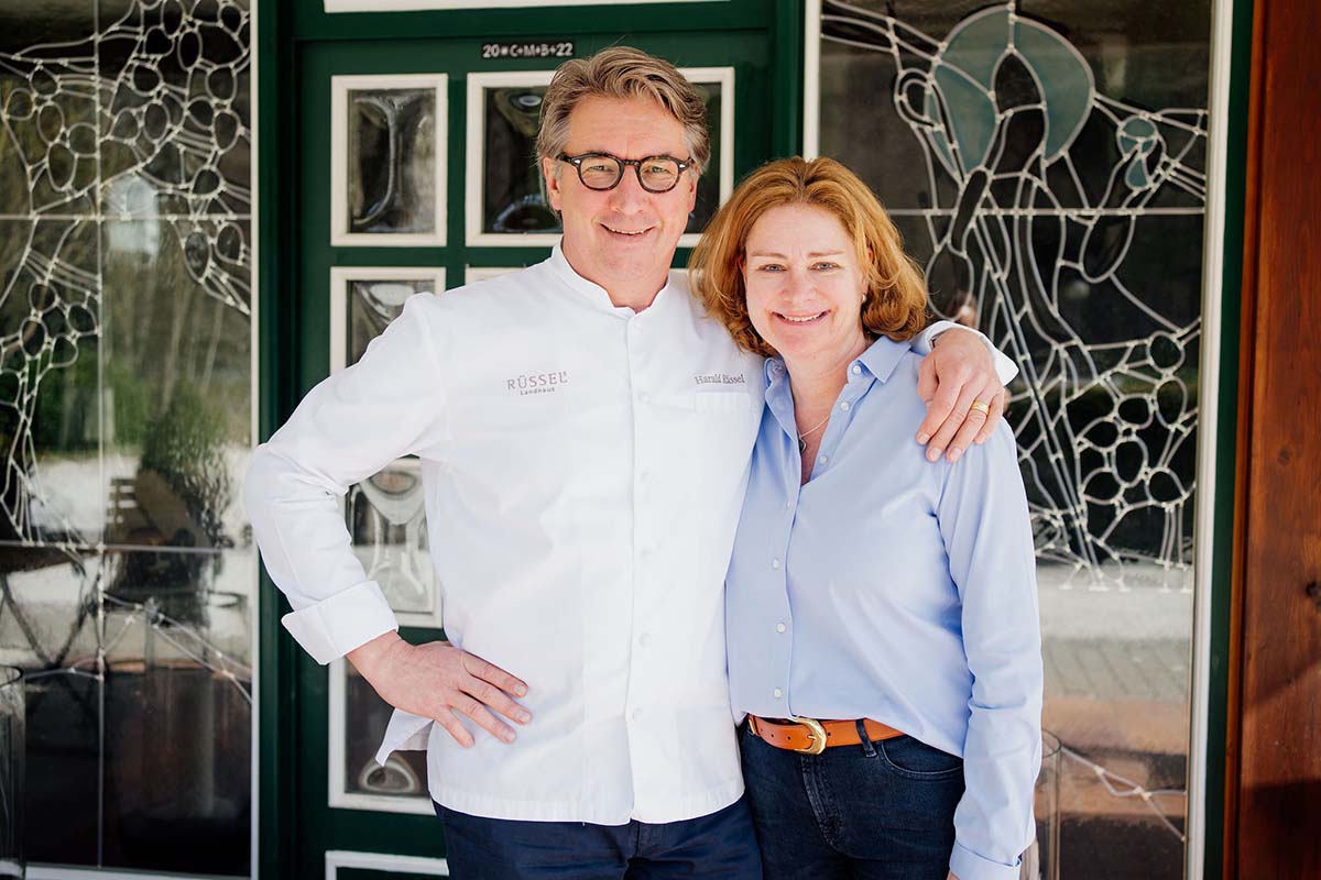 Ruth und Harald Rüssel vor Rüssels Landhaus