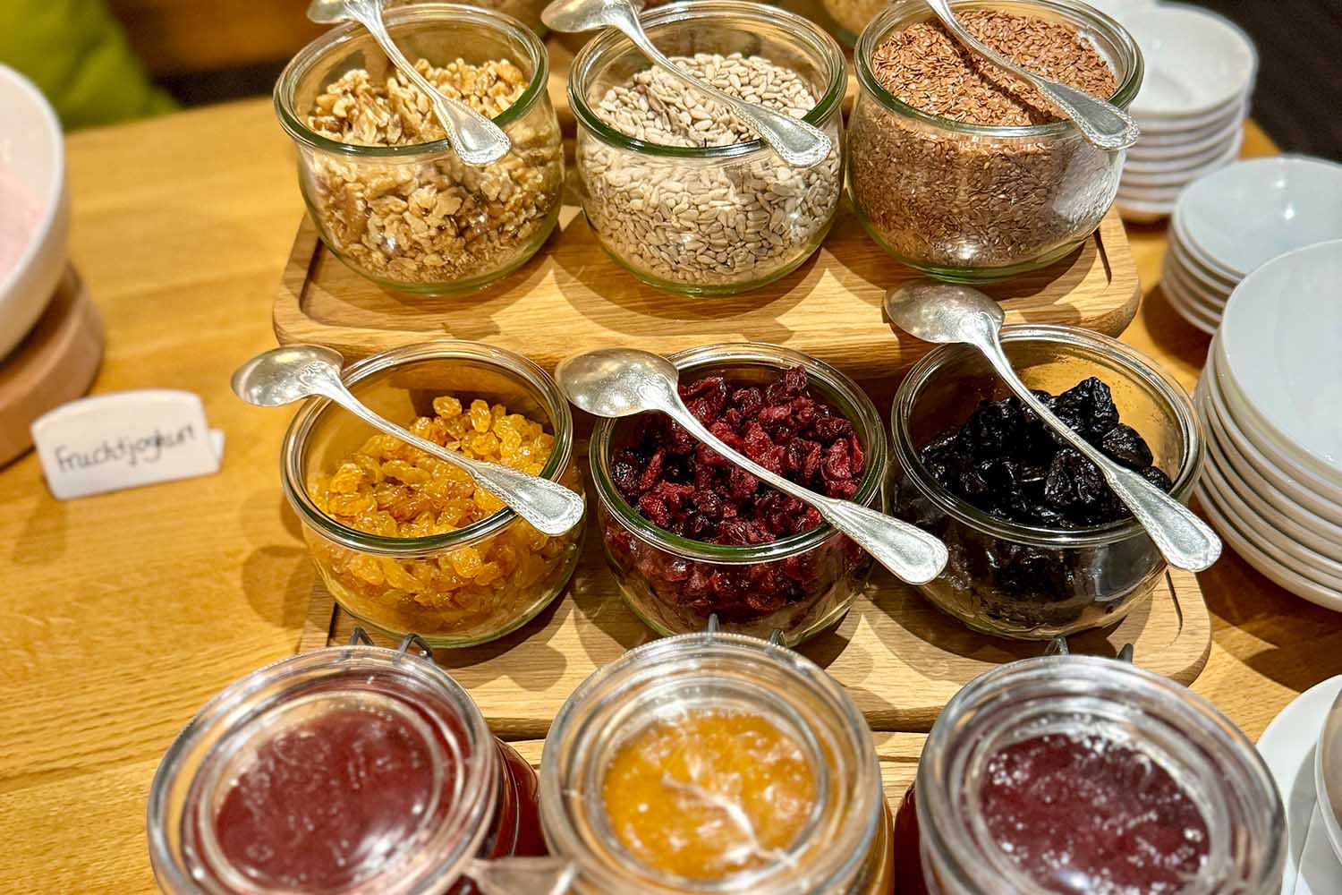 Verschiedene Rosinen sowie Nüsse in Glasbehältern bei einem Buffet im Landhaus Rüssel